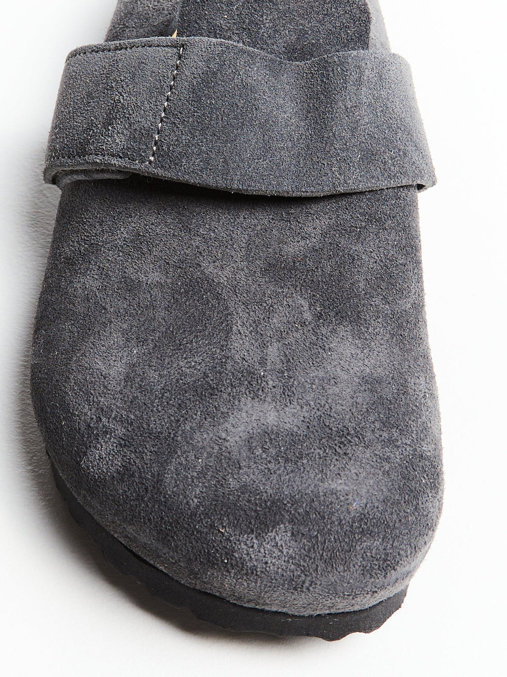 Loma Suede Leather Narrow Shoes in Charcoal