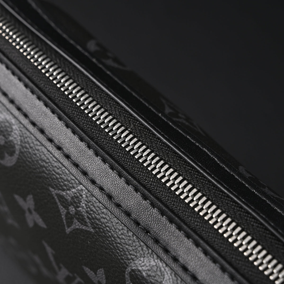 Louis Vuitton Discovery Pochette MM – Monogram Eclipse