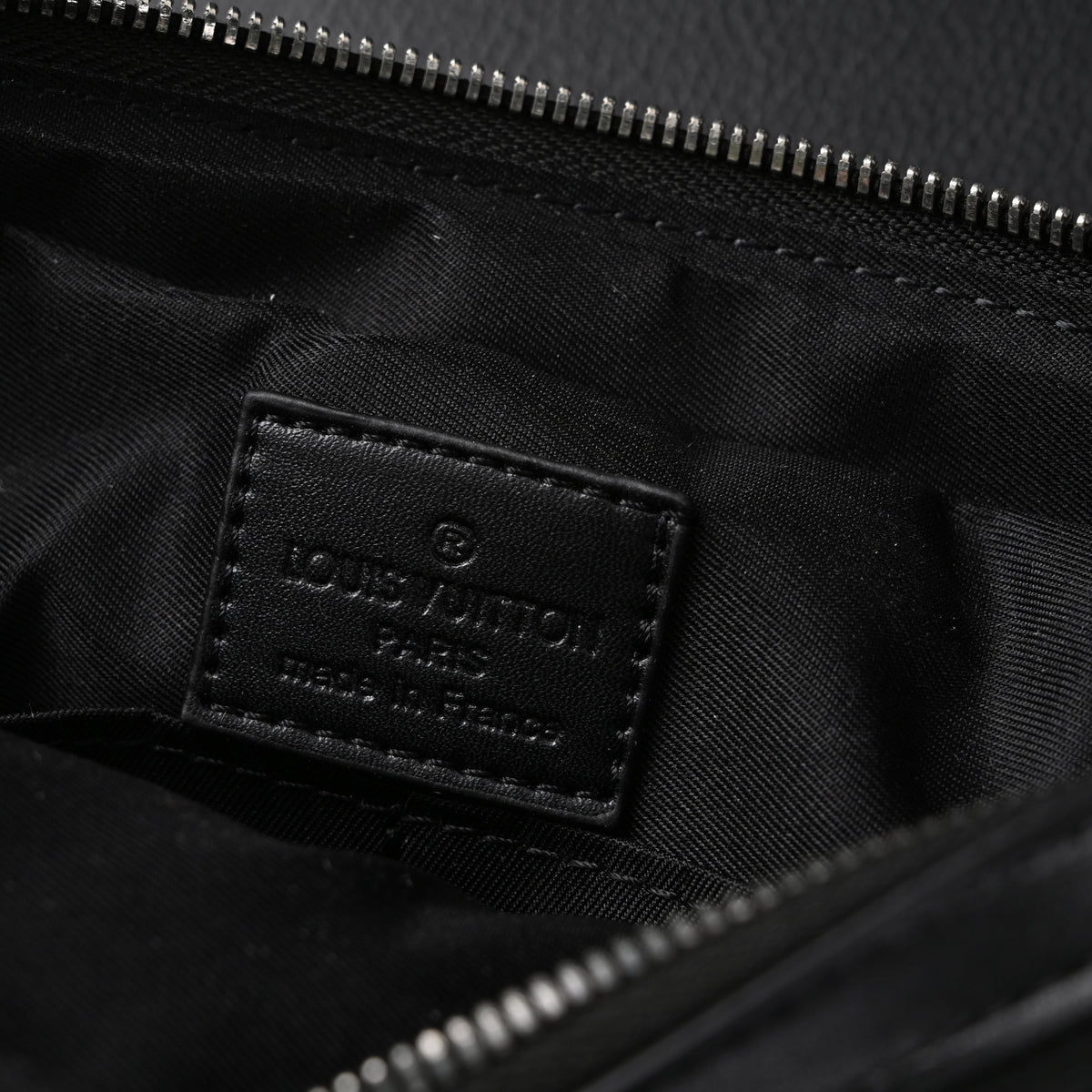 Louis Vuitton Discovery Pochette MM – Monogram Eclipse
